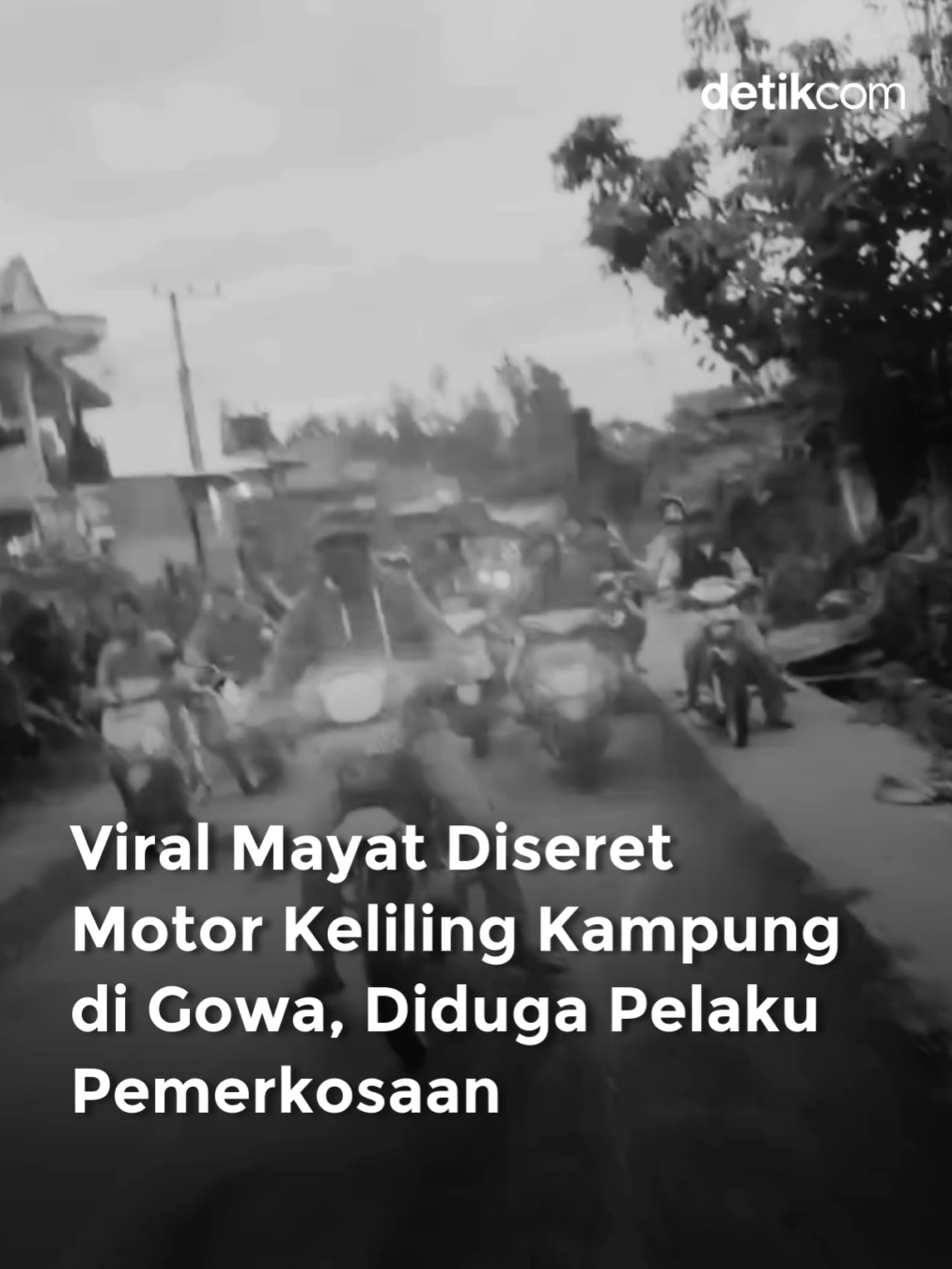 Viral seorang pria terduga pelaku pemerkosaan ditangkap hingga tewas diamuk warga di Kecamatan Tompobulu, Kabupaten Gowa, Sulawesi Selatan (Sulsel). Jasad pelaku lalu diikat dan diseret motor keliling kampung. Dilihat detikSulsel dari video yang beredar, pelaku tampak diikuti dari belakang oleh sejumlah warga saat berjalan di Kampung Parang-parang Tulau', Kelurahan Cikoro, Rabu (3/12). Pelaku kemudian disergap oleh pemotor dari depan dan dipiting dari belakang oleh warga lainnya. Tangan dan kaki pria tersebut lalu diikat tali dengan penahan dua bilah bambu. Dia lalu digotong dan diarak warga dengan posisi kaki di atas dan kepala di bawah menggunakan bambu yang diangkat oleh warga. Video lainnya, tampak proses persekusi warga ini berlangsung hingga petang. Pria itu diikat di motor, lalu ditarik keliling kampung. Iring-iringan kendaraan mengikuti motor yang menyeret pria tersebut. Video kejadian ini viral di media sosial, diunggah warga pada Rabu (3/12). Kanit Resmob Polres Gowa Ipda Muhammad Alfian membenarkan peristiwa tersebut terjadi di Kecamatan Tompobulu. 