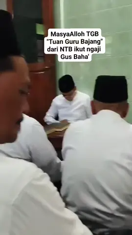 Tuan Guru Bajang kemarin berkesempatan mengaji kepada Gua Baha di Rembang—sebuah kebiasaan mulia yang terus beliau jaga dalam menimba ilmu kepada para guru. Tradisi seperti ini menghadirkan banyak manfaat: shilaturrahim, shilatul fikri, shilatur ruh, sekaligus memperkuat keterhubungan yang membawa keberkahan bagi semuanya. Sering kali kesenjangan antar guru, yang kemudian merembet ke murid bahkan ke organisasi, muncul karena tradisi seperti ini mulai jarang dilakukan. Banyak yang terlalu fokus pada shilatul fikri, namun lupa memperluas jejaring keilmuan demi kemaslahatan yang lebih besar. Apa yang tampak di video ini semoga menjadi inspirasi bagi para guru lain: mari saling bertukar ilmu, pengalaman, dan keberkahan—bukan sekadar bertukar nomor HP. 😅