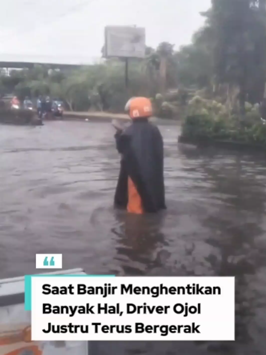 Saat banjir menghentikan banyak hal, driver ojol justru terus bergerak. #ojol #ojoltiktok #prayforsumatera #banjirsumatera #grab #gojek #fypp #virall