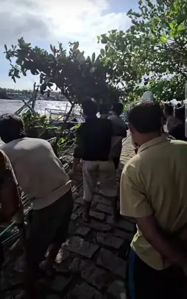 Sáng Hôm nay, Ngày 04/12/2025 Người Dân Liên Hương ( Bình Thuận Cũ ). Nước Lên Bất Ngờ Người Dân Phải Chặt Dây Neo Để Giải Cứu Thuyền