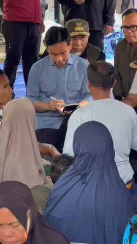 Sampai di lokasi pengungsian mas wapres mendengarkan keluhan warga setempat dan membagikan hadiah buat anak-anak. Hari ini, Sumbar#gibranrakabuming #gibran #wapres 