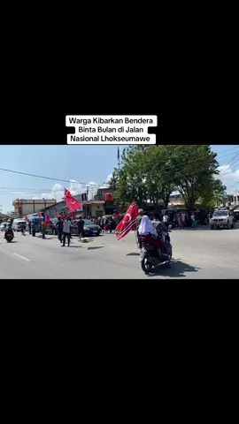 Sejumlah masyarakat di pemukiman Kandang, Kecamatan Muara Satu, Lhokseumawe mengibarkan bendera bulan bintang di jalan lintas nasional Medan-Banda Aceh. Pengibaran bendera Aceh itu dalam rangka memperingati Milad ke-49 Gerakan Aceh Merdeka (GAM). Masyarakat berdiri di pinggir da pertengahan jalan mulai anak-anak, remaja dewasa hingga sejumlah wanita terlihat membentangkan dan mengibarkan bendera bulan bintang. #berandafyp  #fypシ゚  #fyppppppppppppppppppppppp  #beritaaceh 