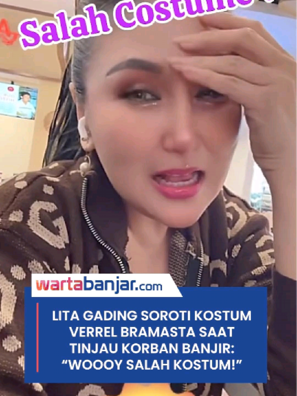 Lita Gading Soroti Kostum Verrel Bramasta saat Tinjau Korban Banjir: “Woooy Salah Kostum!” WARTABANJAR.COM, JAKARTA – Kunjungan anggota DPR RI Verrel Bramasta ke lokasi banjir di Padang, Sumatra Barat, mendadak ramai dibahas publik. Bukan soal bantuan yang dibawa, melainkan rompi loreng taktis yang ia kenakan saat menyambangi para penyintas banjir pada Minggu (30/11/2025). Rompi berwarna loreng dengan tulisan “VERREL”, bendera Merah Putih, serta label “DPR RI” itu membuat banyak warganet menilai putra Venna Melinda tersebut tampil “salah kostum”. #litagading #verrelbramasta #rompitactical #viral #wartabanjar  Baca Selengkapnya https://wartabanjar.com/2025/12/04/lita-gading-soroti-kostum-verrel-bramasta-saat-tinjau-korban-banjir-woooy-salah-kostum/