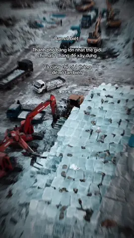 Đó chính là thành phố băng tuyết tại Cáp Nhĩ Tân – lễ hội diễn ra từ cuối tháng 12 đến cuối tháng 2.    Được xây dựng trong khoảng 1 tháng để kịp khai mạc mùa đông mỗi năm. 	•	Huy động khoảng 10.000 công nhân tham gia thi công. 	•	Sử dụng hơn 200.000 m³ băng lấy từ sông Tùng Hoa. 	•	Tổng diện tích công viên băng tuyết lên đến 1,2 triệu m² – được coi là lớn nhất thế giới. 	•	Làm việc liên tục trong điều kiện âm 20°C ~ âm 30°C để đảm bảo băng không bị tan. 	•	Mỗi mùa xây dựng mới lại hoàn toàn từ đầu, vì băng của năm trước tan chảy hoàn toàn vào mùa xuân.            Cả một vương quốc băng khổng lồ được dựng từ những khối băng trong suốt cắt từ sông Tùng Hoa, đêm xuống thì phát sáng rực rỡ như thế giới cổ tích thật sự. #vietnamtickets #dulich #traveltips #dulichtrungquoc #trungquoc 