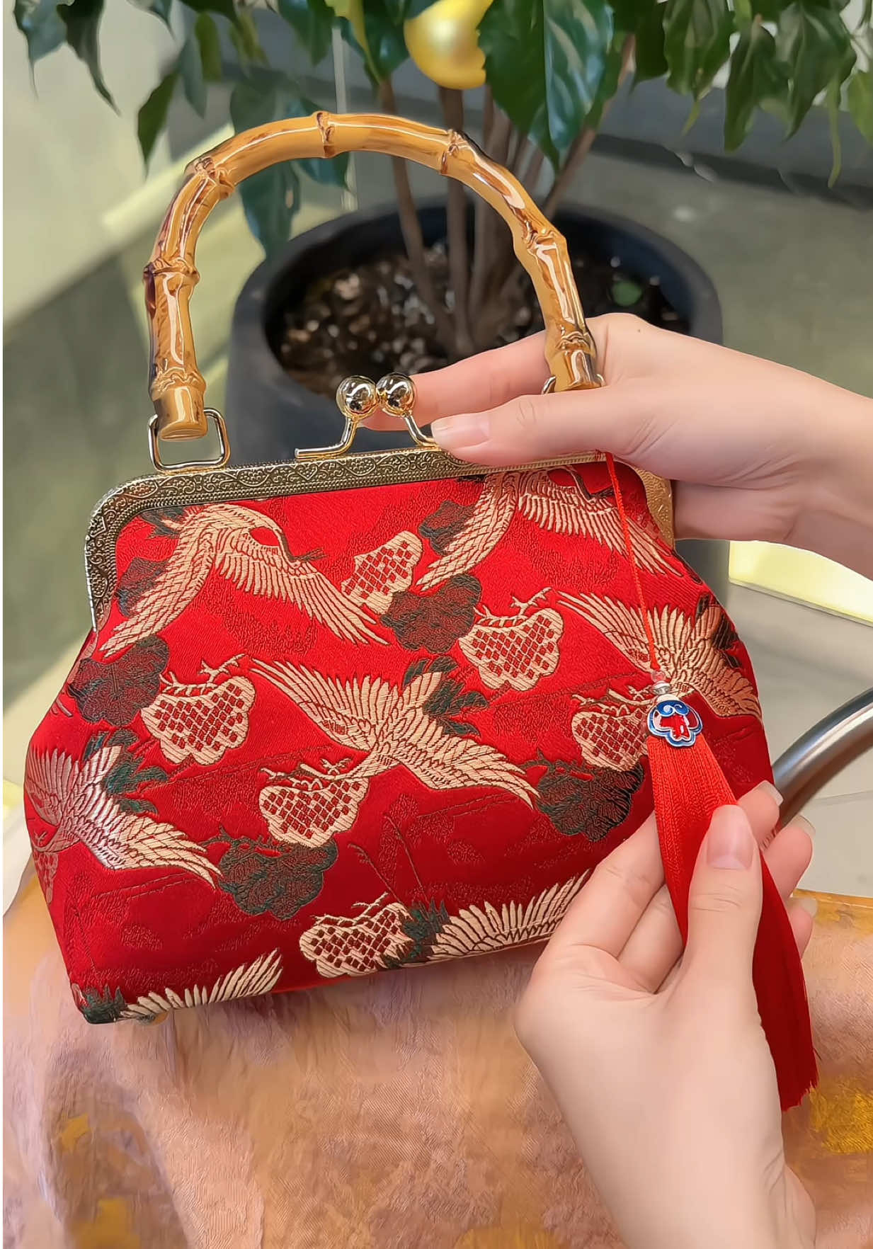 Túi Thiêu cầm tay chụp áo dài Tết mẫu mới 2025 đựng nhiều đồ. Sang chảnh #memonbo #tuixachquangchau #tuicamtay #tuixachxinh #tuiditiec 