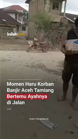 Sebuah video yang menyayat hati sekaligus penuh haru dibagikan seorang pengguna media sosial yang terdampak banjir di Aceh Taming. Dalam video ia tampak merekam suasana pasca banjir di sekitar wilayahnya. Namun secara kebetulan, ia justru dipertemukan dengan sang ayah yang juga menjadi korban. “Alhamdulillah Ya Allah... akhirnya kami bisa ketemu keluarga di Aceh Tamiang, Kuala Simpang. Alhamdulillah semua nya sehat²😇🙏 Masya Allah Kota ke lahiranku bener² udh kayak Kota Zombie😭😭 org² nya pada kelaparan😢” ujarnya di kolom keterangan.  Sambil terisak, ia langsung meneriaki Ayahnya yang tengah berjalan tanpa alas kaki setelah mengambil beras. Momen tersebut menyentuh hati para pengguna yang ikut terharu sekaligus lega anak dan Ayah tersebut bertemu. “pas kaka nya panggil2 bapaknya nangis bangeet 😭😭😭😭” ujar netizen. “Seketika air mata ga bsa berhenti ka😭😭” tambah yang lain. - Selengkapnya kunjungi website dengan klik link di bio atau download aplikasi di AppStore dan Google Play Store. #InilahNews #AcehTamiang #BencanaAceh #BanjirBandang #Inilahcom  