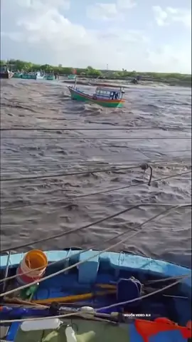 Cập nhật 4/12/2025 Bình Thuận ( cũ) nước lũ về nhanh  cuốn tàu cá ngư dân ra biển 🥹#tuanhq_93 #xuhuong #tàucá #ngưdân #lụt #bão 