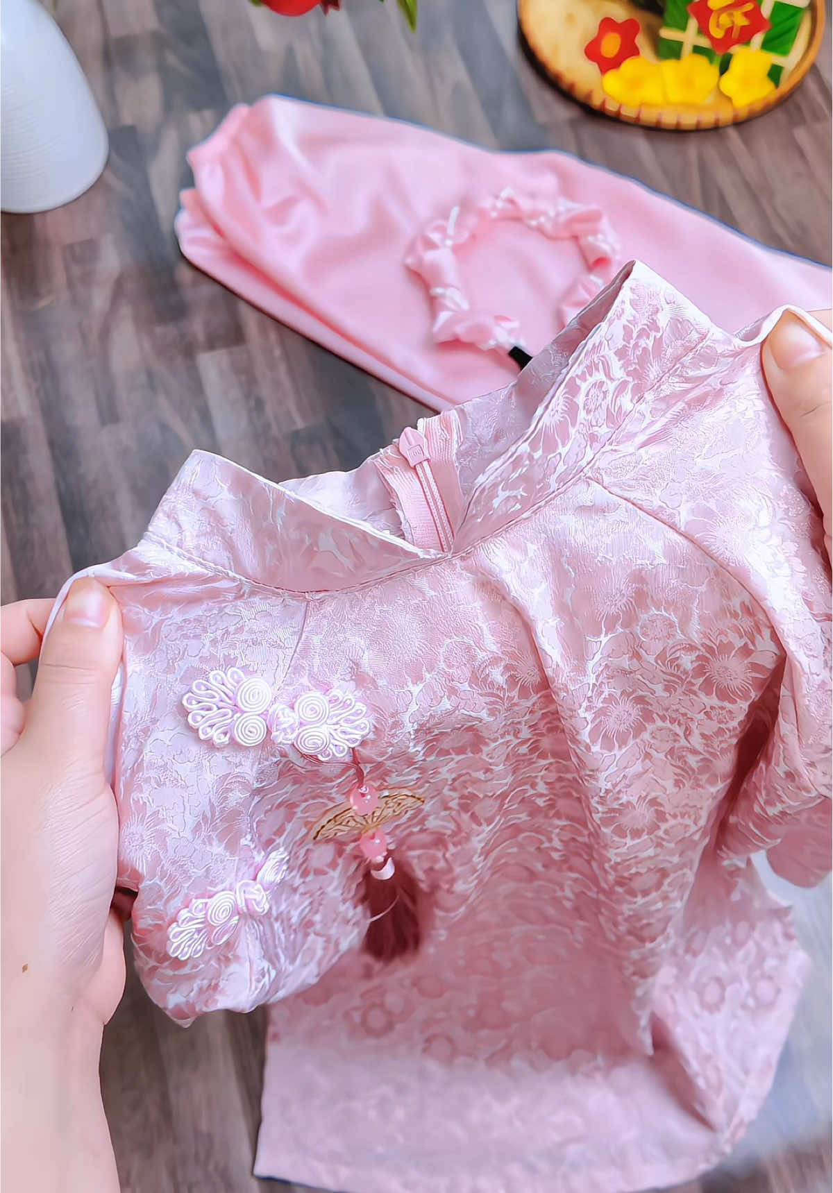 Áo dài lụa xinh cho bé gái #teakids #mevabe #aodaichobe 