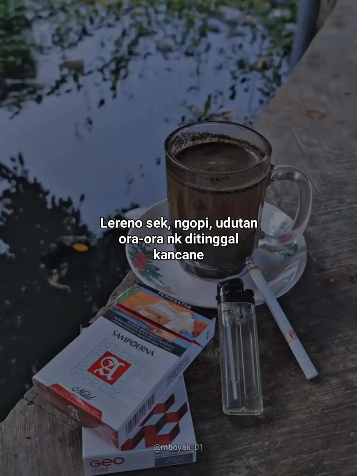 Bahan Isi: 250 g daging ayam cincang 2 siung bawang putih, cincang 3 siung bawang merah, cincang 1 buah wortel, potong korek 1 batang daun bawang, iris 50 g kol, iris tipis 1 sdm saus tiram 1 sdm kecap manis ½ sdt merica ½ sdt garam ½ sdt gula Sedikit minyak untuk menumis Bahan Kulit & Lainnya: Kulit lumpia siap pakai 1 butir telur (untuk perekat) Minyak untuk menggoreng Cara Membuat: 1. Tumis bahan isi Panaskan sedikit minyak. Tumis bawang putih dan bawang merah hingga harum. Masukkan ayam cincang, aduk sampai berubah warna. 2. Tambahkan sayuran Masukkan wortel, kol, dan daun bawang. Tambahkan saus tiram, kecap manis, garam, gula, dan merica. Masak hingga sayuran layu dan bumbu meresap. Angkat dan dinginkan. 3. Isi lumpia Ambil selembar kulit lumpia. Tambahkan 1–2 sdm isian. Lipat sisi kanan-kiri, lalu gulung. Rekatkan ujungnya dengan telur. 4. Goreng Panaskan minyak agak banyak. Goreng lumpia dengan api sedang hingga keemasan dan renyah. Angkat dan tiriskan. Sajikan dengan: Saus sambal Saus kacang Cuka bawang putih (jika ingin ala Semarang) #jowopride #storykatakata #storytime #4u #fyp 