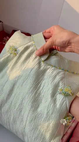 ✨ Nhẹ nhàng mà sắc sảo – như một đoá xuân trong tà áo dài OLV. #olvthuduc #olv #localbrandvietnam #aodaivietnam #aodaitet 