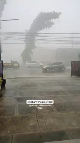 Kabar Terbaru Hujan lebat disertai angin kencang terjadi di wilayah Kec. Ngadirojo dan sekitarnya pada kamis, 4/12/2025 Hal itu menyebabkan papan reklame yang terletak di depan Pom Bensin Ngadirojo roboh melintang di separuh jalan. Di beberapa tempat dikabarkan ada pohon tumbang di beberapa titik namun belum bisa kami konfirmasi. Bagi pengendara yang melintasi lokasi tersebut agar berhati-hati dan waspada karena hujan masih terus berlangsung. Video tersebut dikirim dan dikabarkan oleh (fajar) via facebook @kabarwonogiri.official #hujanngadirojo #ngadirojo #pohontumbangngadirojo #wonogiri #pombensinngadirojo