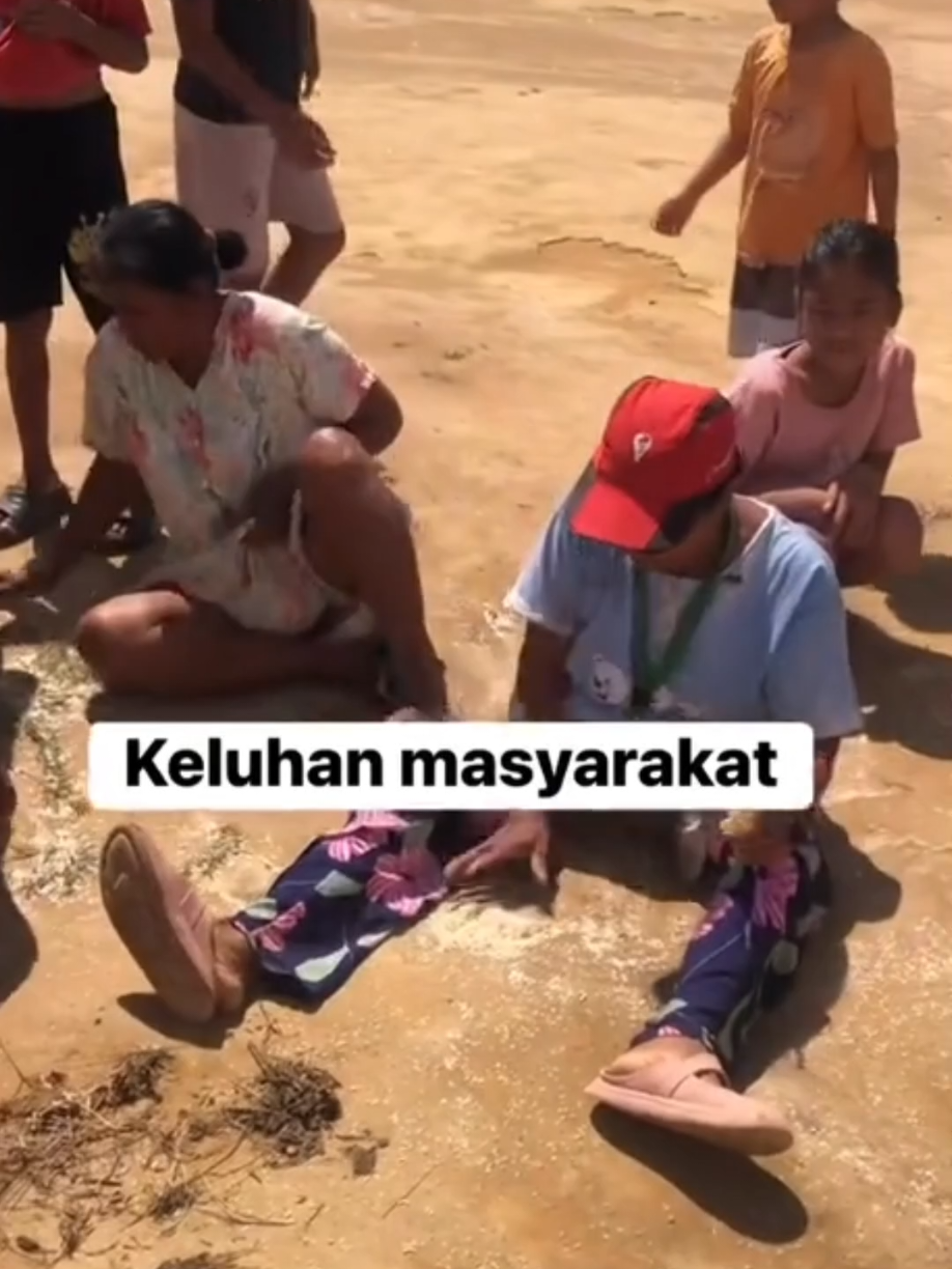 Dalam rekaman ini terlihat momen bantuan darurat yang dijatuhkan dari helikopter untuk warga yang terdampak bencana banjir bandang. Namun, harapan yang seharusnya menjadi penyelamat berubah menjadi kekecewaan mendalam. Banyak bantuan yang mendarat dalam kondisi rusak, basah, bahkan tidak layak konsumsi. Warga yang sudah berhari-hari kekurangan makanan terpaksa memilah satu per satu paket yang jatuh, berharap masih ada sedikit yang bisa diselamatkan. Situasi ini menggambarkan betapa beratnya perjuangan korban bencana — bukan hanya melawan alam, tetapi juga menghadapi distribusi bantuan yang tidak tepat. Video ini bukan untuk menyalahkan, tetapi untuk membuka mata semua pihak bahwa penanganan bencana membutuhkan ketepatan, empati, dan perhatian penuh. Semoga kejadian ini menjadi pelajaran agar bantuan dapat tersalurkan dengan lebih baik dan manusiawi. #prayforsumatra #fyp #viral 