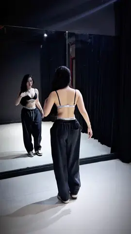 Thích cô thì follow cả 2 nick cho cô chứ cả nhà 🤣🫠 #dancebar #dancebarNgocAnh (dc: @Ngọc Anh Lục Nguyễn )