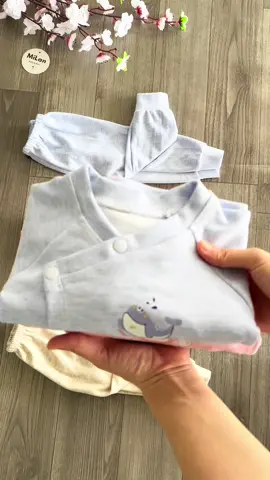 Các mẹ đã sắm quần áo sơ sinh cho bé chưa. Bộ sơ sinh chất len lông thỏ đây ạ. Mềm êm khuy bấm chéo. Hoạ tiết xinh yêu lắm nhen#bososinhchobe #boóosjnhlenlongtho