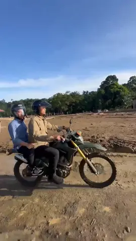 Dengan menggunakan sepeda motor mas wapres tinjau lokasi bencana di kab.agam Aceh#gibranrakabuming #gibran #wapres 