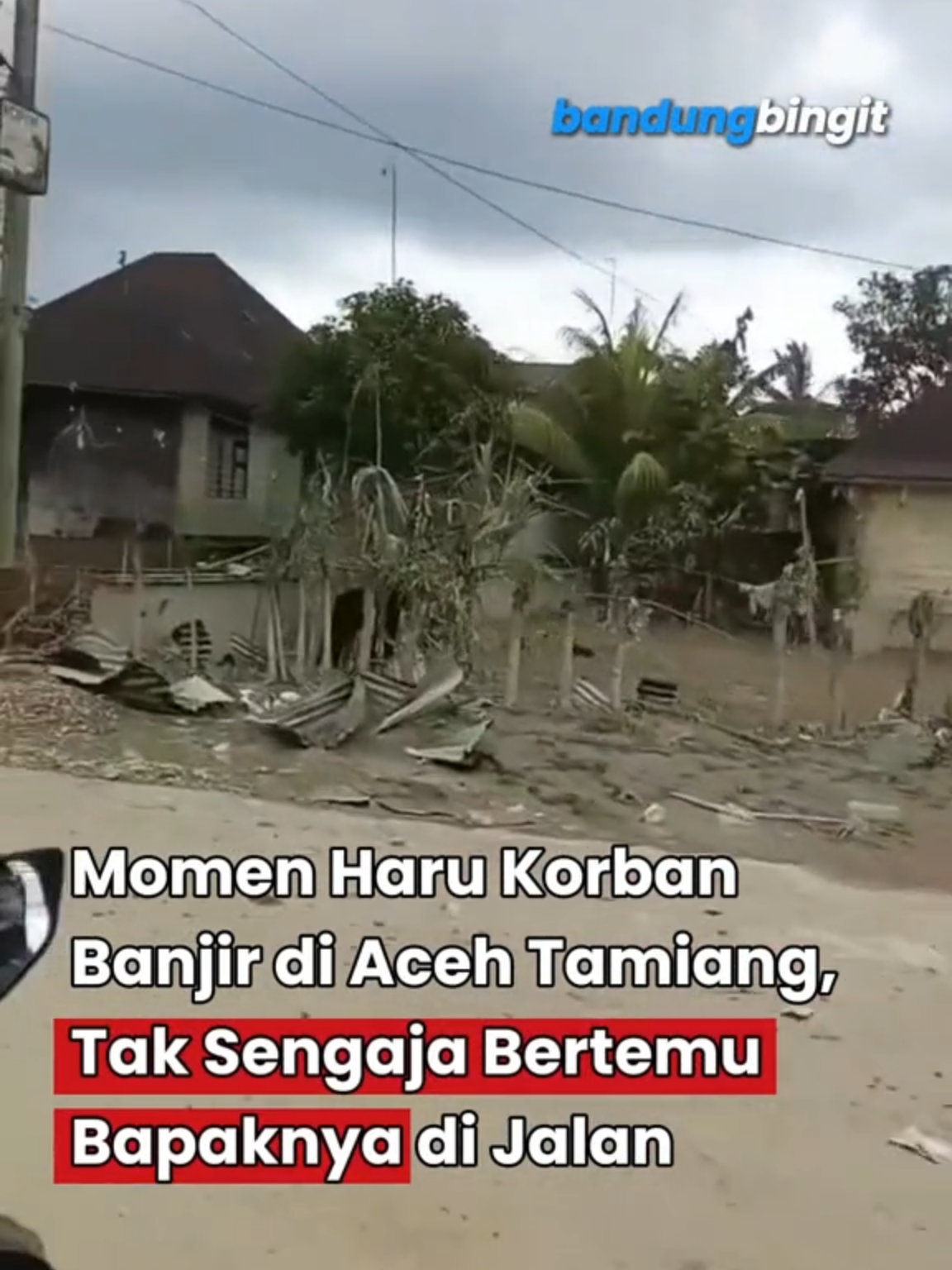 Sebuah video mengharukan sekaligus memilukan dibagikan oleh seorang warga yang terdampak banjir di Aceh Tamiang. Dalam rekaman tersebut, ia memperlihatkan kondisi pascabanjir di wilayahnya. Namun di tengah proses merekam, ia justru bertemu dengan ayahnya yang juga menjadi korban. “Alhamdulillah Ya Allah... akhirnya kami bisa ketemu keluarga di Aceh Tamiang, Kuala Simpang. Alhamdulillah semuanya sehat. Masya Allah, kota kelahiranku benar-benar sudah seperti kota zombie. Orang-orang kelaparan,” tulisnya dalam keterangan unggahan. Dengan suara terbata karena menangis, ia memanggil ayahnya yang tampak berjalan tanpa alas kaki setelah mengambil beras bantuan. Momen pertemuan itu membuat banyak warganet terharu dan ikut merasakan kelegaan melihat keduanya akhirnya saling menemukan. “Pas kakaknya panggil-panggil bapaknya, nangis banget,” tulis seorang netizen. “Seketika air mata nggak bisa berhenti, ka,” komentar yang lain.
