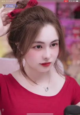 Áo đỏ chứng tỏ ...