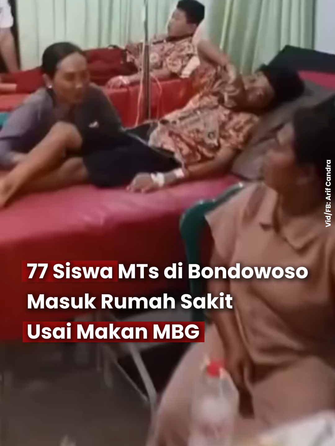 Sebanyak 77 siswa di Sumberwringin, Bondowoso mengalami gejala keracunan setelah mengonsumsi susu kedelai dari menu MBG, Rabu (3/12/2025). Mereka dirawat di Puskesmas dengan keluhan mual hingga diare, sementara penyebab pasti masih menunggu hasil laboratorium. Ikuti @tugujatimid untuk berita update di Jawa Timur. #tugujatim #mbg #makanbergizigratis