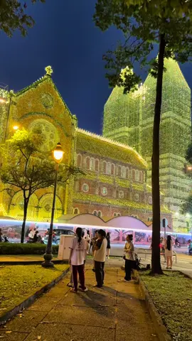 Gợi ý một số góc quay chill thiệt chill khi Nhà Thờ Đức Bà Sài Gòn lên đèn. #Saigon #saigoncityview #giangsinh2025 