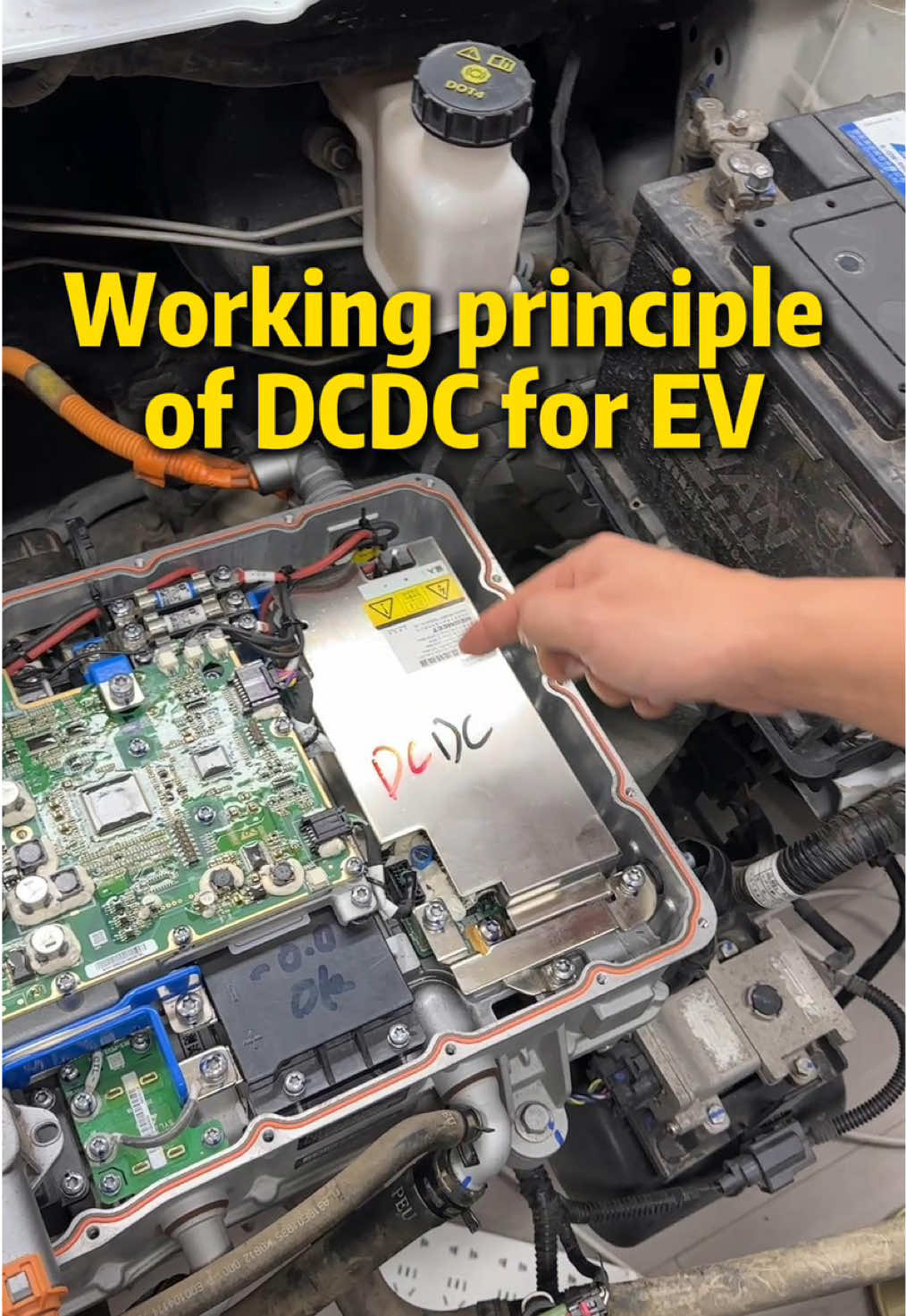 Working principle of DC-DC converter in electric vehicles#automechanic #electricvehicle 