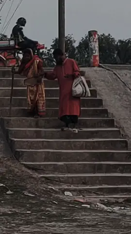 যে ভালোবাসতে জানে সে কখনো দুর্নাম বা অবিশ্বাস করে না বরং সে ভালোবাসে যে কিনা সারা জীবন এভাবে পাশে থাকে...🙂 ভালোবাসা সুন্দর তবে সবার জন্য না..!! ❤️‍🩹❤️‍🩹 