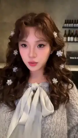 กิ๊บติดผมลายเกล็ดหิมะ - ความงดงามแห่งฤดูหนาว! ด้วยดีไซน์เกล็ดหิมะแวววาว กิ๊บของเราเพิ่มความสดใสให้ทรงผมในฤดูหนาว เหมาะสำหรับงานเลี้ยงคริสต์มาสหรือใช้ในชีวิตประจำวัน