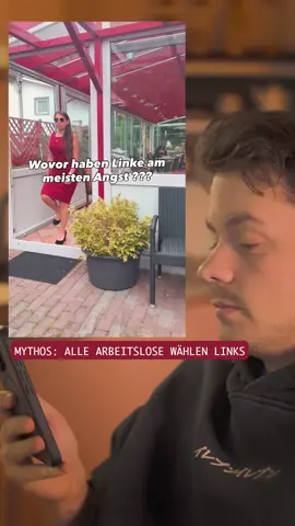 Ein Vorurteil, das man ständig hört: Arbeitslose würden „typisch links“ wählen, weil Sozialpolitik. Klingt griffig, stimmt aber nicht. Ja, ein relevanter Teil der Linken-Wählerschaft ist arbeitslos. Aber in absoluten Zahlen – und selbst prozentual bei bestimmten Gruppen – liegt keine Partei so weit vorne wie die AfD. Ausgerechnet die Partei, die sich als große Arbeiterstimme inszeniert, wird am häufigsten von denen gewählt, die am meisten auf sozialen Schutz angewiesen sind. Das ist kein Bauchgefühl, das zeigen Wahldaten (u. a. bezogen auf die aktuelle Wahl). Und es zeigt vor allem eins: Menschen wählen oft nicht das, was ihre Lage verbessert, sondern das, was sich emotional richtig anfühlt. #Politik #Wahlen #Sozialpolitik #Arbeit #Gesellschaft