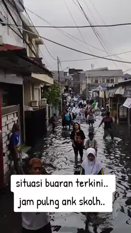 pas bngat jam ank skolh pulng ujn .. lngsung dah air naik yg mengakibatkn banjir .. air ampe sebetis ..  mana airny item bngat .. sian bocah pada keujanan..  #banjir langganan #depan SDN 08 09 jatinegara #setiap ujn nongkrong liat air ampe semna 