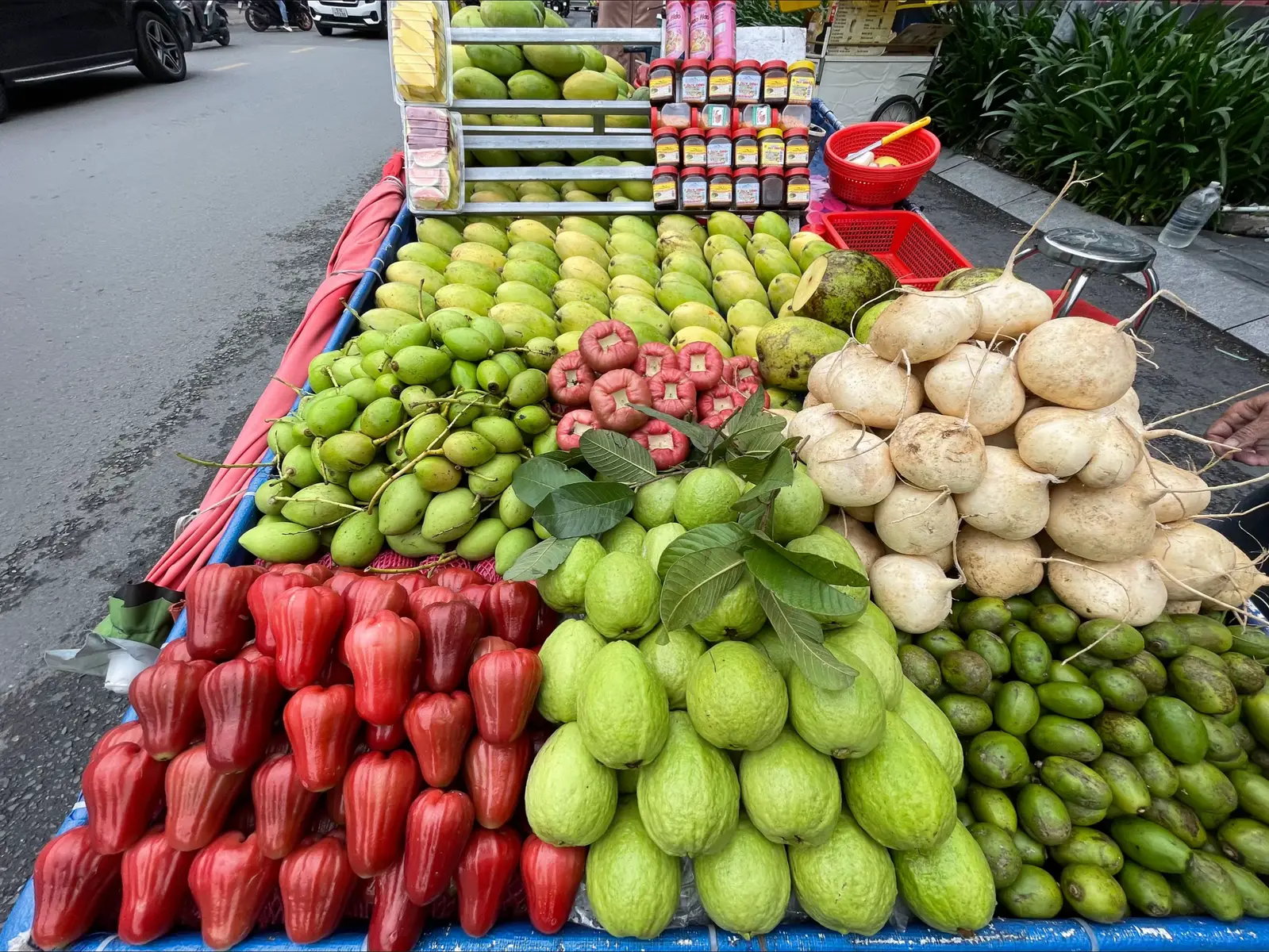 “ Nhìn Xe hàng Là Mê liền Thèm…😋” XE Trái Cây Đủ màu giữa phố , Mận Đỏ , ỔI Xanh , Xoài Vàng Tươi Rói.. , HÀNG RONG GIẢM DỊ MÀ HÚT MẮT…😋🥰 , Em cx Ship nha Loanh quanh Q10..🛵, Ai ăn lh em phần tiểu sử..📞 @Kao Thái Trungg #xuhuong 