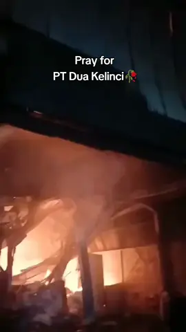 Semoga ga ada korban jiwa 😭 #kebakaran #kebakaranpabrik #fyp #duakelinci #viral 
