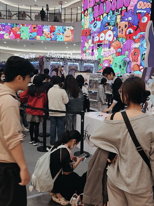 Không khí sự kiện Flame Chase Fiesta ngay lúc này tại sảnh tương lai Aeon Mall Hà Đông.  Rất đông fan của Honkay Star Rail đã có mặt #HonkaiStarRail #starrail #sukien #xuhuong #aeonmallhadong 