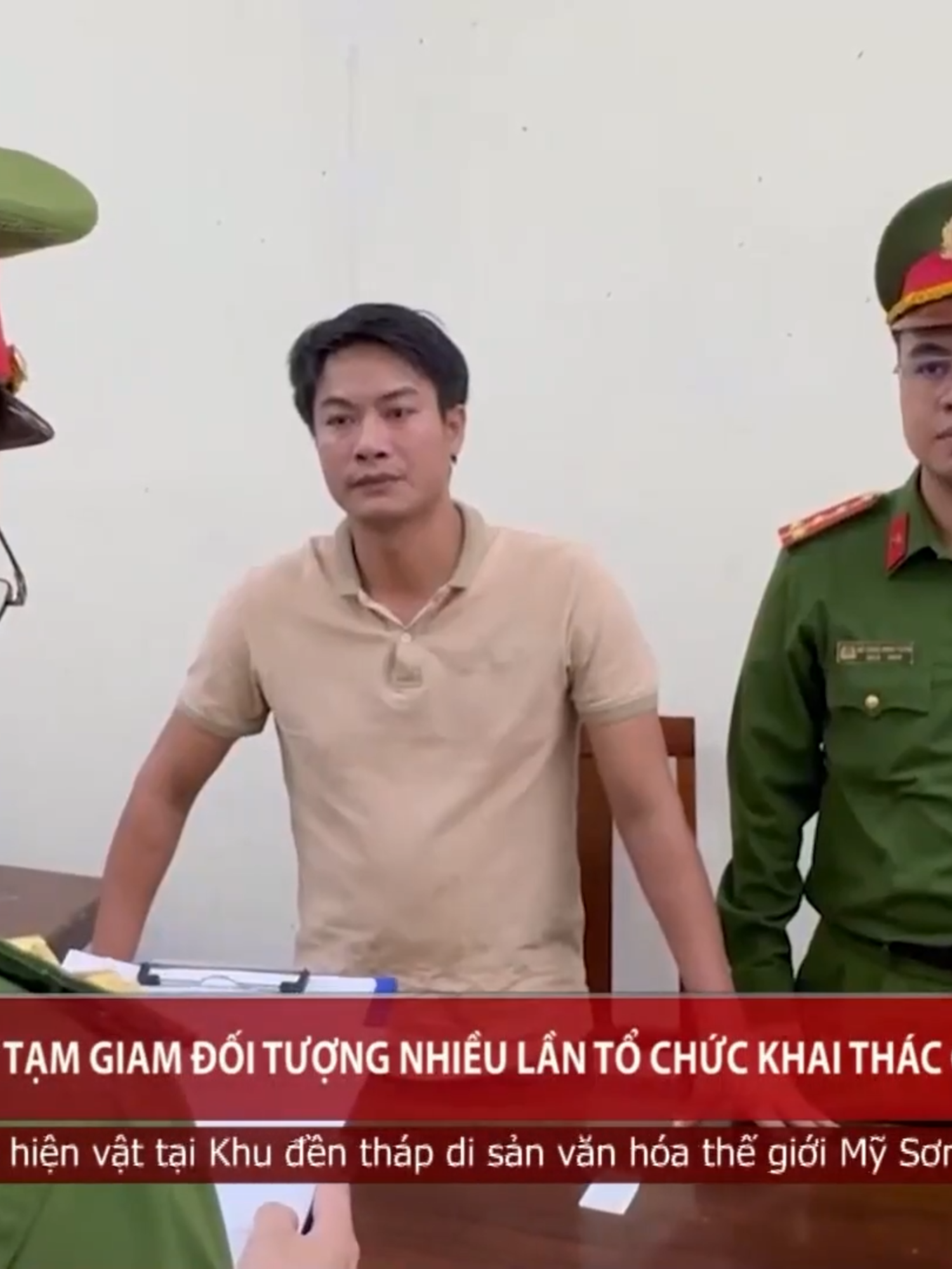 Phòng Cảnh sát điều tra tội phạm về tham nhũng, kinh tế, buôn lậu, môi trường Phòng Cảnh sát kinh tế Công an TP Đà Nẵng đã khởi tố và bắt tạm giam Văn Đức Quý (38 tuổi, trú thôn Ban Mai, xã Sông Vàng) về hành vi “Vi phạm quy định về nghiên cứu, thăm dò, khai thác tài nguyên”. Vụ việc thể hiện sự quyết liệt của Công an TP Đà Nẵng trong đấu tranh với tình trạng khai thác khoáng sản trái phép. #VTV8 #danang #canhsat #kinhte #congan