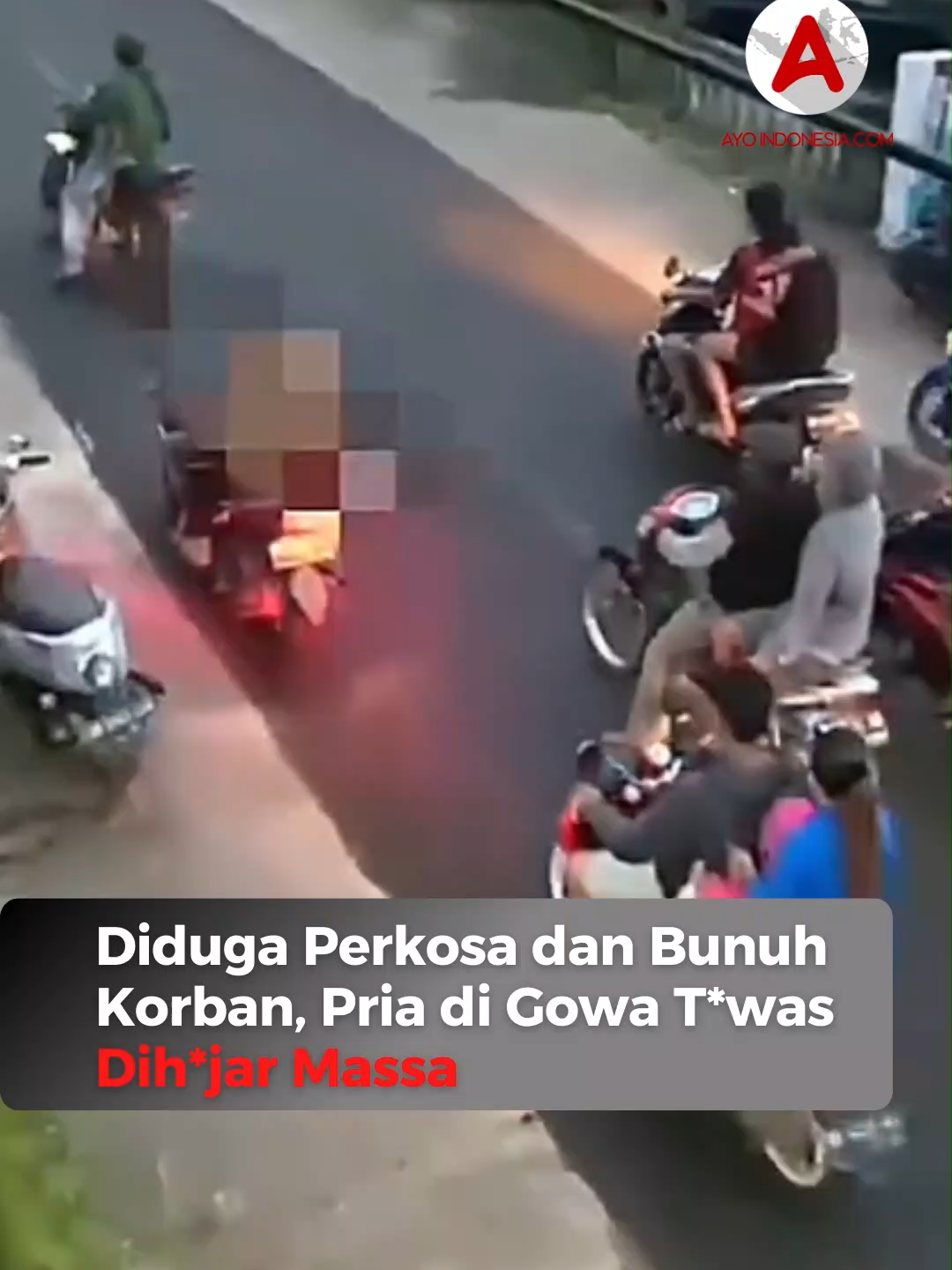 Seorang pria yang disebut sebagai pelaku pem*rk*saan dan pemb*nuhan di Malakaji, Tompobulu, Gowa, Sulawesi Selatan, menjadi sasaran amuk warga hingga t*was. Dalam rekaman yang beredar, tubuhnya tampak diikat dan dis*ret menggunakan motor mengelilingi kampung. Video kejadian itu viral pada Rabu (3/12). Kanit Resmob Polres Gowa, Ipda Muhammad Alfian, membenarkan insiden tersebut. Follow terus @ayoindonesiacom  #kriminal #sulawesiselatan #gowa