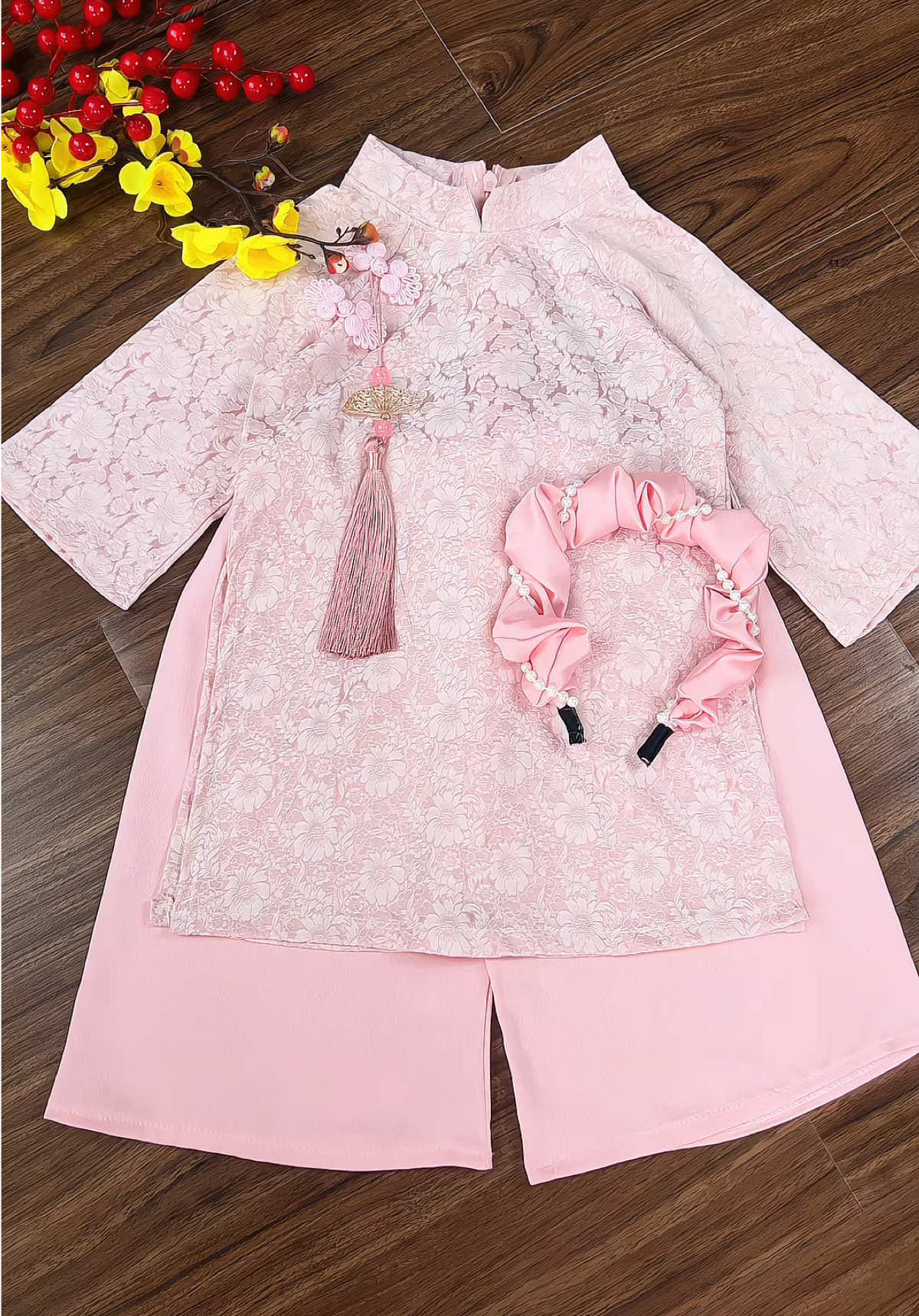 Áo dài lụa cao cấp Thêu Hoa nổi cho bé gái diện Tết #mebeegao #aodaitet #aodaibegai #tet2026 #thoitrangtreem 