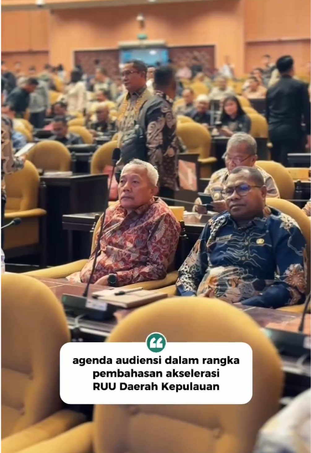 Bupati Banggai Laut menghadiri akselerasi pembahasan RUU Daerah Kepulauan di Gedung Nusantara 5, DPD RI (2/12). dalam pambahasan yang merupakan prolegnas prioritas DPD RI sebagai pengusul bertujuan guna penyeimbangan dan pemerataan pembangunan wilayah ke Daerah dengan Basis Kepulauan. “hal ini tentunya menjadi angin segar bagi pemerintah daerah terkhusus Banggai Laut sehingga kedepannya dalam pengalolaan sumber daya dan kewenangan yang berkaitan dengan kemaritiman dan kepulauan dapat dimanfaatkan sebaik-baiknya dan sebesar-besarnya untuk kepentingan kesejahteraan masyarakat”, Bupati Banggai Laut.  semoga kedepannya bisa diundangkan dan dapat segera dirasakan manfaatnya untuk masyarakat Banggai Laut Mola! #banggailaut #banggailautmola #banggailautkece👍 