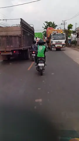 mohon maaf mengganggu jalan nya.. muatan saya tidak berat tapi ini bukan soal muatan tapi ini menyangkut nyawa seseorang..  @WAKWELL.[R-A-S]  #fyp #rsudrupit #driverambulance #relawanambulance #kulirumahsakit 