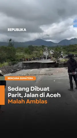 Jalan Pucuan Kuda di Kabupaten Bener Meriah, Aceh amblas pada Rabu 3 Desember 2025. Peristiwa itu terjadi diduga akibat proses pembuatan parit. Sebelum amblas, alat berat membuat parit di sisi kanan jalan. Namun, karena bagian bawah aspal berupa pasir. Akibatnya, jalan yang tadinya bisa dilewati itu akhirnya terputus. Kreator: Hirzi  Produser: Eko Supriyadi  #Republika #CekRepublikaAja 