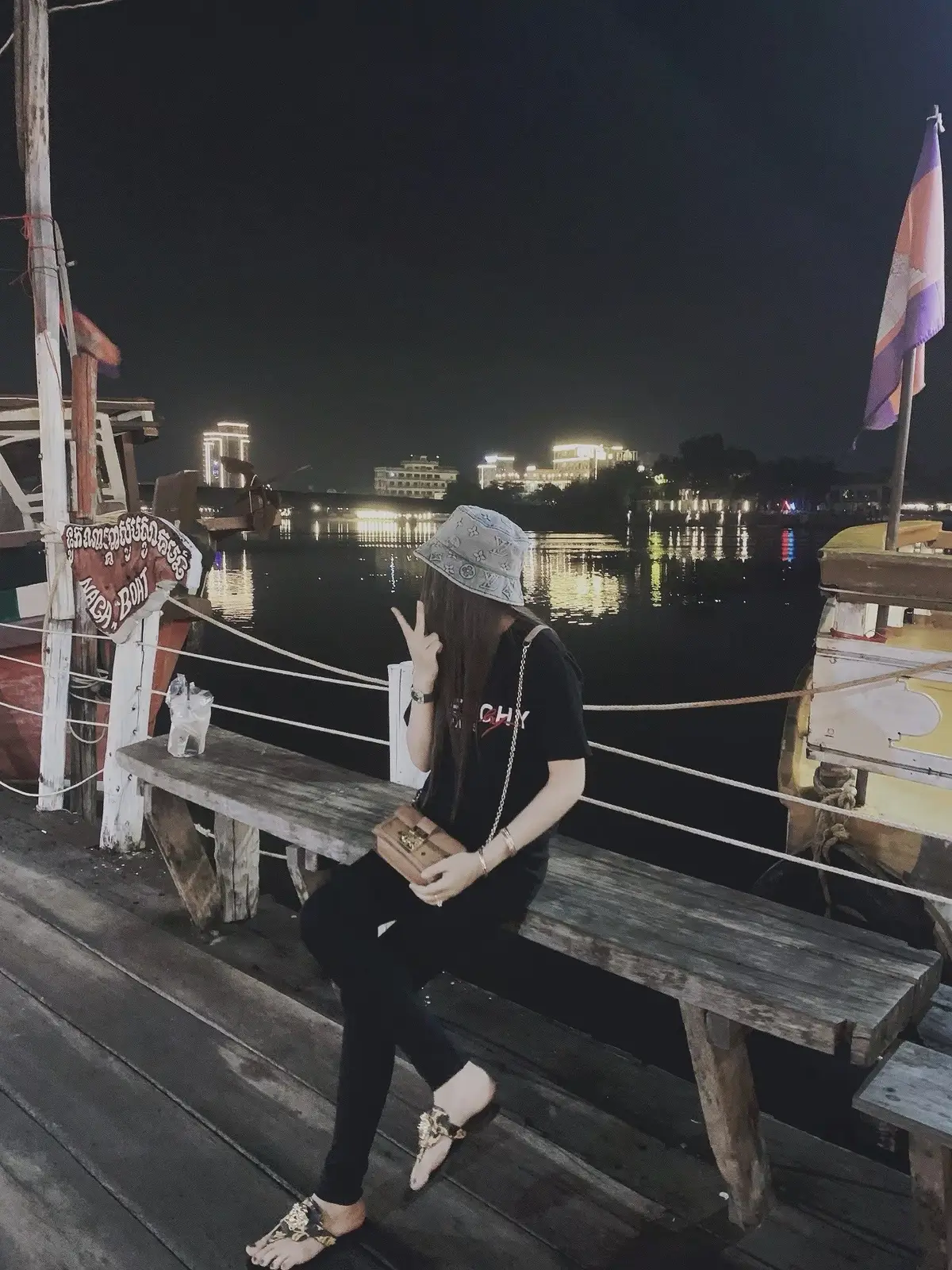 ខ្ញុំ​មិន​ចង់​ដឹង​ថា​អ្នក​ជា​នរណា​ទេ គ្រាន់តែ​ដឹង​ថា​បើ​អ្នក​គោរព​ខ្ញុំ ខ្ញុំ​នឹង​គោរព​អ្នក​វិញ…