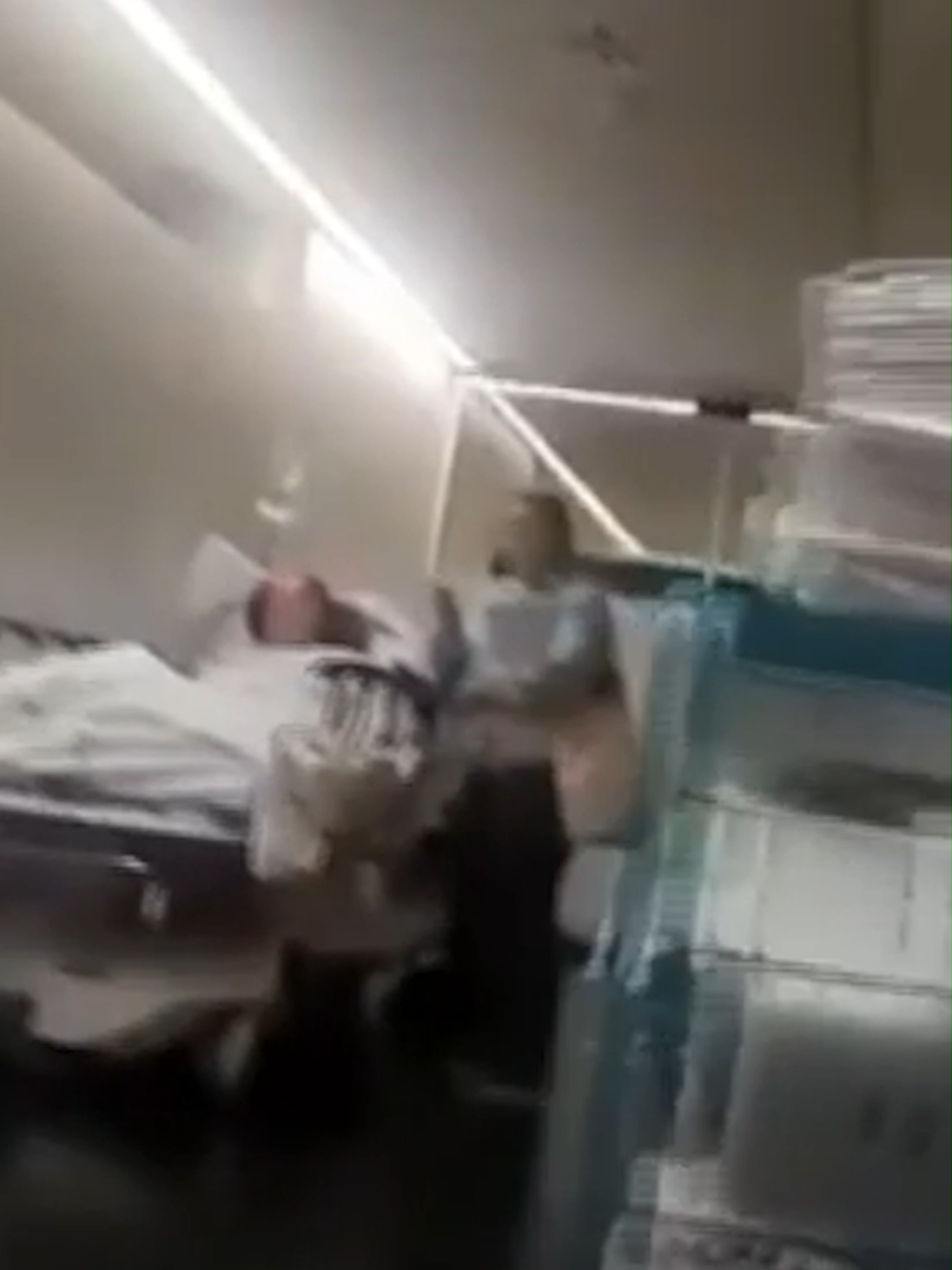 La gripe satura las urgencias de los hospitales: pacientes que llevan días para ser atendidos, camillas en los pasillos y horas para pasar a planta #noticiastiktok #news #noticias