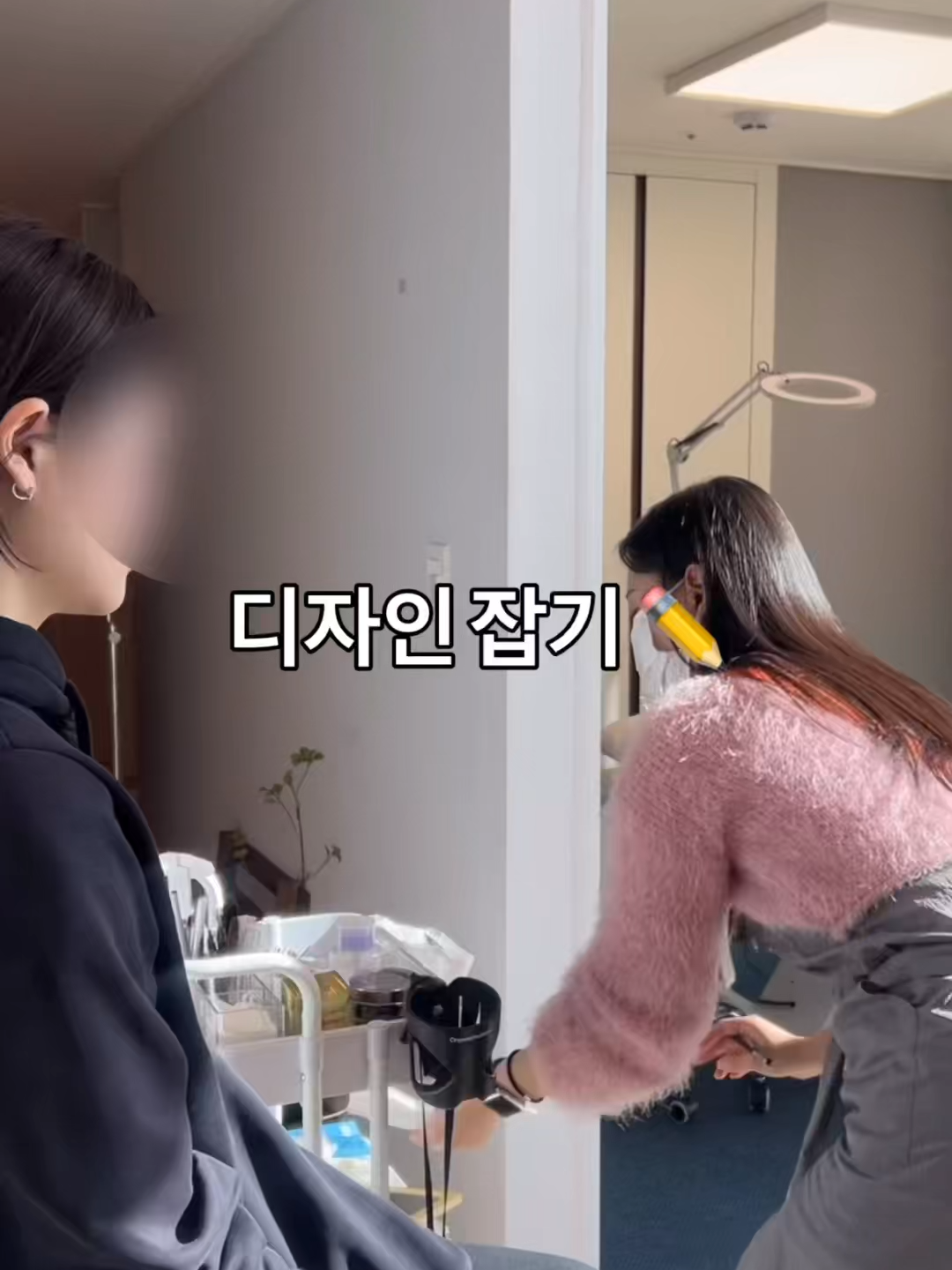 반영구는 디자인이 80% 시술 전, 1:1 맞춤 눈썹 디자인 먼저 잡아요. 고객님의 니즈, 눈썹 골격, 근육 방향, 비율까지 체크해야 해서 디자인을 오래 잡는 편입니다. “그냥 그리는 눈썹”이 아니라 나를 가장 예쁘게 보이게 하는 기준선을 만드는 시간. 반영구는 디자인이 전부예요. #광주눈썹문신 #눈썹문신잘하는곳