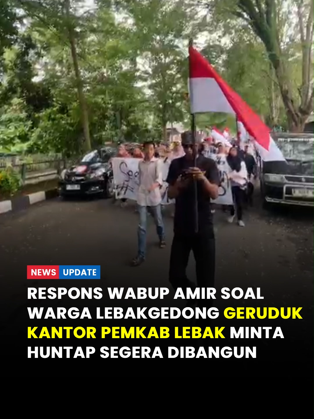 Wakil Bupati Lebak, Amir Hamzah merespons aksi demonstrasi yang dilakukan oleh ratusan warga yang tinggal di hunian sementara (Huntara) Kecamatan Lebakgedong, di depan Kantor Bupati Lebak.  Aksi yang dilakukan pada Rabu (3/12/2025) kemarin itu bentuk protes warga, lantaran mereka telah menjadi korban bencana alam tahun 2020 kecewa hampir 6 enam tahun masih tinggal di Huntara. Wakil Bupati Lebak, Amir Hamzah mengaku bahwa selama ini, Pemkab Lebak sudah berusaha keras untuk mengusulkan kepada pemerintah pusat akan tetapi pembangunan Huntap kembali terbentur aturan. 