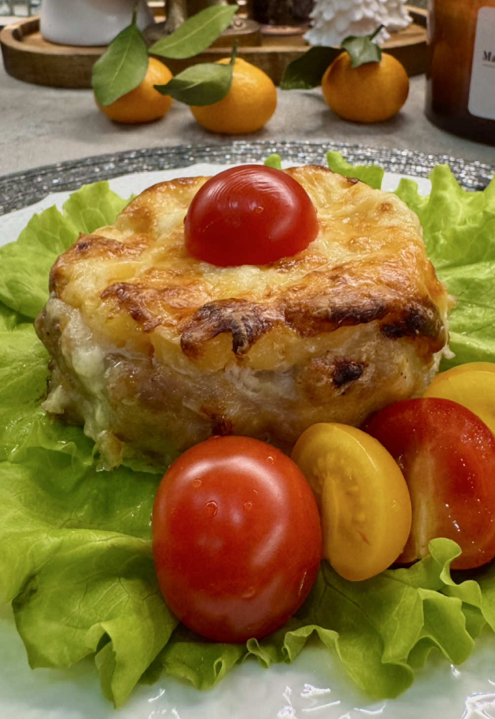 Курочка с ананасами🍍 Сохрани рецепт, и обязательно приготовь😉 •Филе куриной грудки - 2 шт •Консервированные ананасы - 3 кольца •Яйцо - 1 шт •Лук - 1/2 шт •Чеснок - 2 зубчика •Сметана - 4 ст.ложки •Майонез - 2 ст.ложки •Тертый сыр - 120 гр •Соль, перец, копченая паприка, сухой чеснок Куриную грудку измельчить в блендере или пропустить через мясорубку.  Добавить яйцо, лук, соль, паприку, сухой чеснок, хорошо перемешать. Разделить фарш на 3 части, выложить на лист, и сформировать гнезда с углублением в центре.  Выложить в центр каждого гнезда смесь сыр+чеснок+майонез+сметана. Сверху выложить ананасы и снова сырно-чесночную смесь. Убираем в духовку на 30 минут при 180’ (до золотистого цвета) Блюдо получается очень вкусным и необычным😍 #праздничныйстол #новогоднийстол #новыйгод2026 #новогодниерецепты