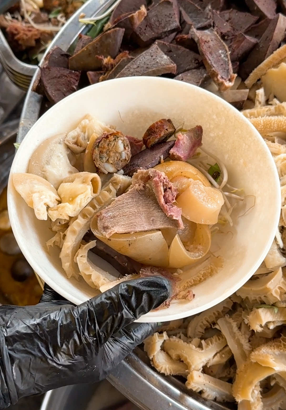 Cháo giò bò mix nạm lòng bò thập cẩm đang nổi rần rần ở Cháo Bò 99 nè. Tô cháo nóng hổi, topping đầy ú, nhìn thôi là thấy “muốn làm một tô liền”. Điểm mê nằm ở vị đậm đà, giò bò mềm vừa, nạm với lòng hòa nhau tạo cảm giác ấm bụng – vui mood ngay từ muỗng đầu. Kéo team mê đồ nóng, team hay đi ăn đổi vibe, hay team thích rủ nhau đi ăn cho vui qua thử. Ăn một lần là dễ dính vibe quán luôn đó nha. #chaobo99 #ancungtiktok #LearnOnTikTok #xuhuongtiktok #streetfood 