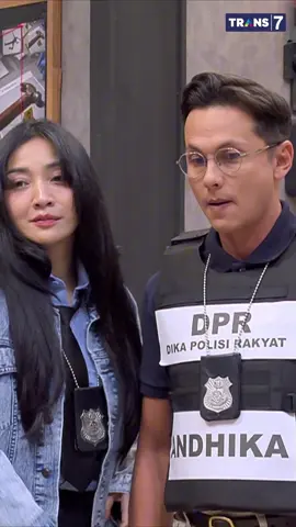 Mas DPR (Dika Polisi Rakyat) emang makin ganteng kalo pake rompi gini 😍😍 Asal tau tempat aja ya pak Dika ☺️ #LaporPakTRANS7 Malam ini! Senin-Jumat jam 21.30 WIB #diTRANS7aja