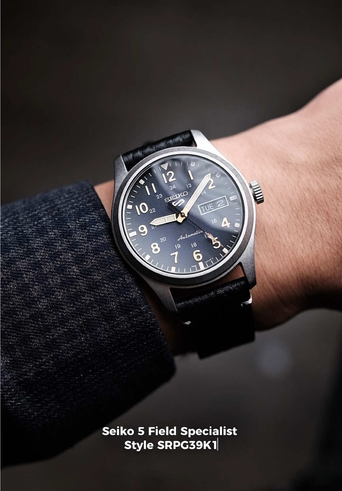 Seiko 5 Field Specialist SRPG39K1 vừa cập bến Watchaholic nè. Tone đen xám nhìn cực 