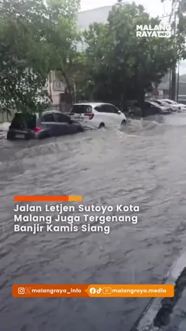 Banjir juga menggenangi kawasan Jalan Letjen Sutoyo, Blimbing Kota Malang pada Kamis siang (4/12/25). Dalam video yang dikirimkan warga, arus banjir di kawasan tersebut cukup deras untuk dilewati kendaraan. . . 🎥 kiriman warga