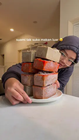 (L!NK SHOPI DI BIO) Kadang tak sempat masak 🥲 Tapi tulah, suami pula suka makan masakan kita 😊 . So Nad terus masak utk 5 hari & bekukan dalam mold tu. Mold tu besar so sesuai utk simpan makanan yg big portion punya.  . Cara ni plg efektif utk Nad setakat ni. Ke korg ada cara lain yg lebih baik ? 🥹👉🏻👈🏻 . p/s : Bekas mold warna pink & merah tu Nad b3li dari shopi . Nad ada share l!nk seller ni dekat Telegrm Channel Nad . Klik l!nk di bio 🛒