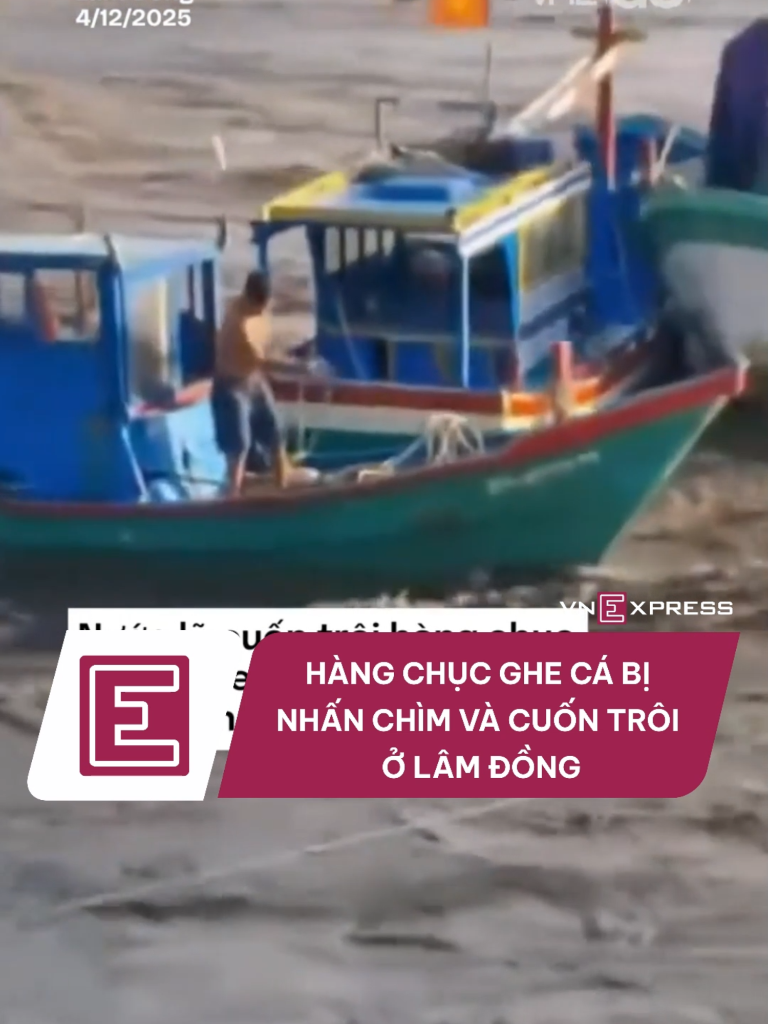 Dòng nước từ thượng nguồn đổ về đột ngột khiến 13 ghe bị nhấn chìm, 25 ghe khác đang neo đậu tại cửa biển Liên Hương bị cuốn trôi, sáng 4/12. #vnexpress #vne #vnego #lamdong #lulut