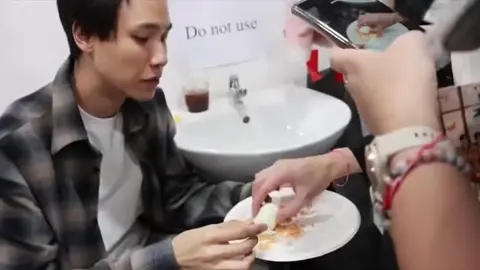 อะไรใหม่ๆ ไข่ต้มจิ้มพริกเกลือ ไม่มีใครทํานอกจากแก๊งนี้แหละ #Perfect10LinersFMinVietnam #junniorrs #markjrtn #kasibook_ 