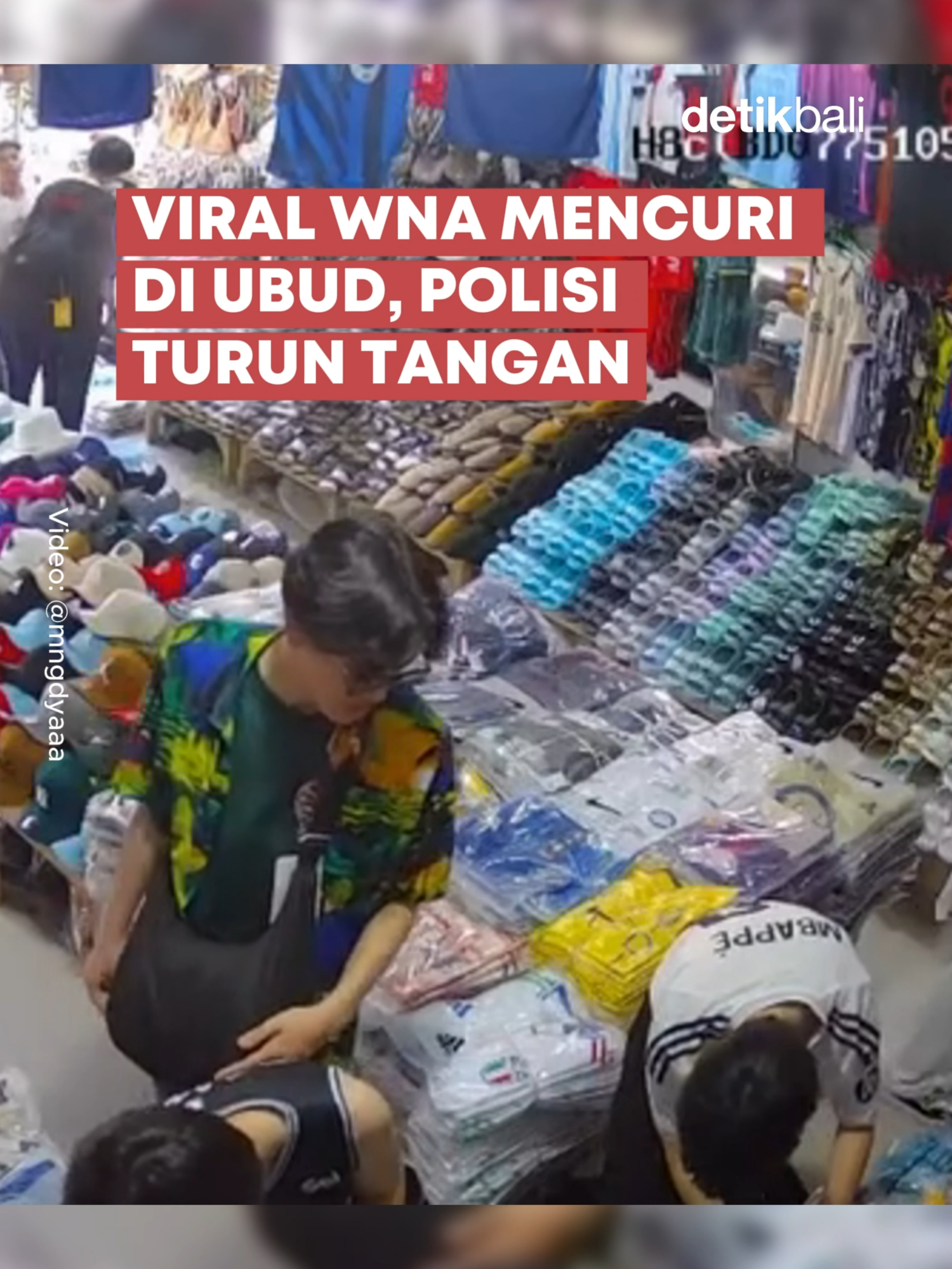 Duh! tiga WNA ini sibuk mencuri di sebuah toko di Ubud! Mereka terlihat memasukkan sejumlah baju ke dalam tas. Potongan rekaman CCTV menunjukkan waktu kejadian pukul 11.35 Wita, Rabu (3/12/2025). Kasi Humas Polsek Ubud, Ipda Ida Bagus Palguna membernarkan peristiwa tersebut saat dikonfirmasi detikBali. Kini polisi sudah melakukan penyelidikan untuk mencari keberadaan pelaku. #WNAMencuri #Ubud